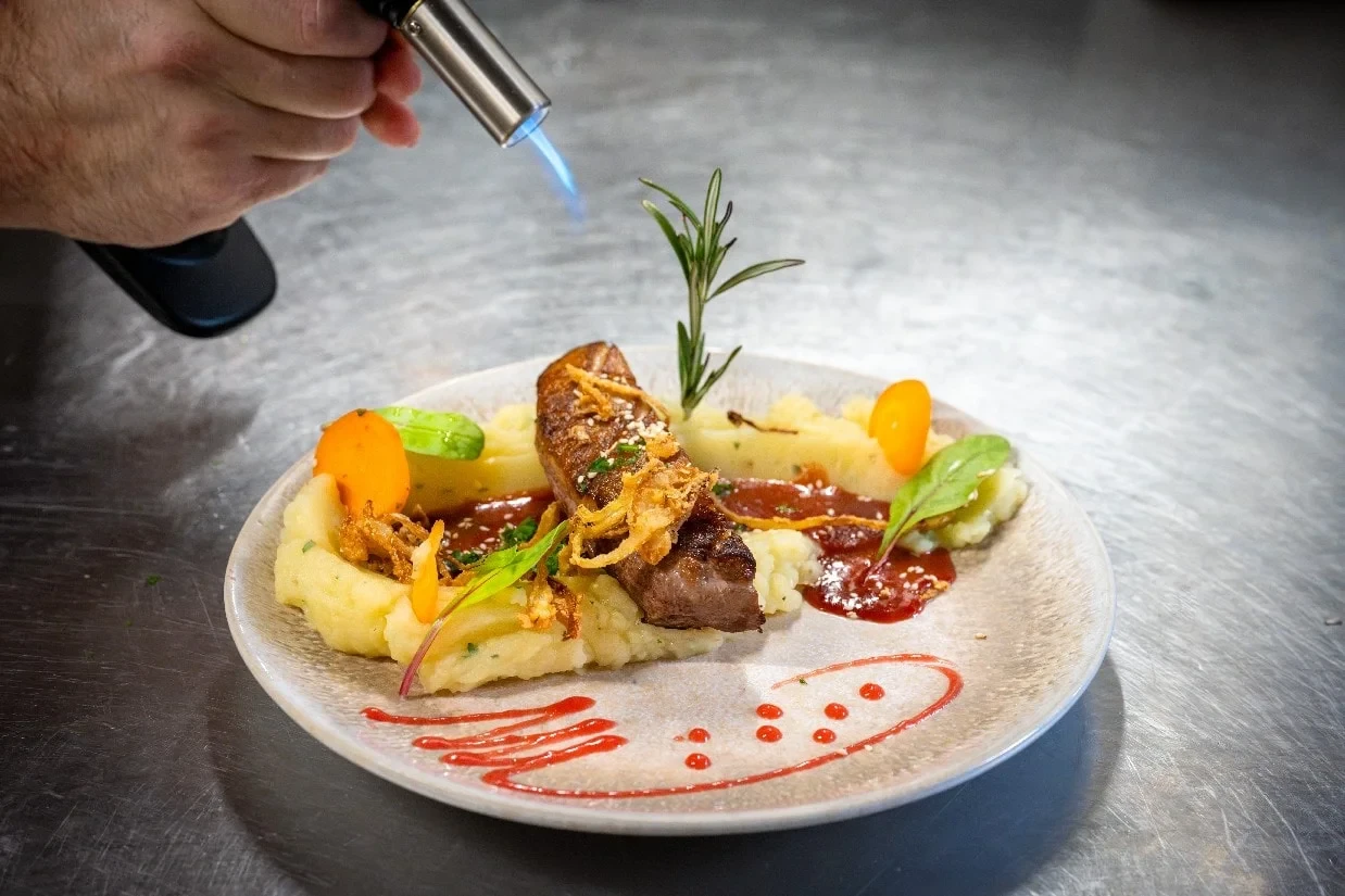 Assiette de viande et purée avec décoration culinaire