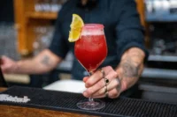 Cocktail rouge avec une tranche d'agrume