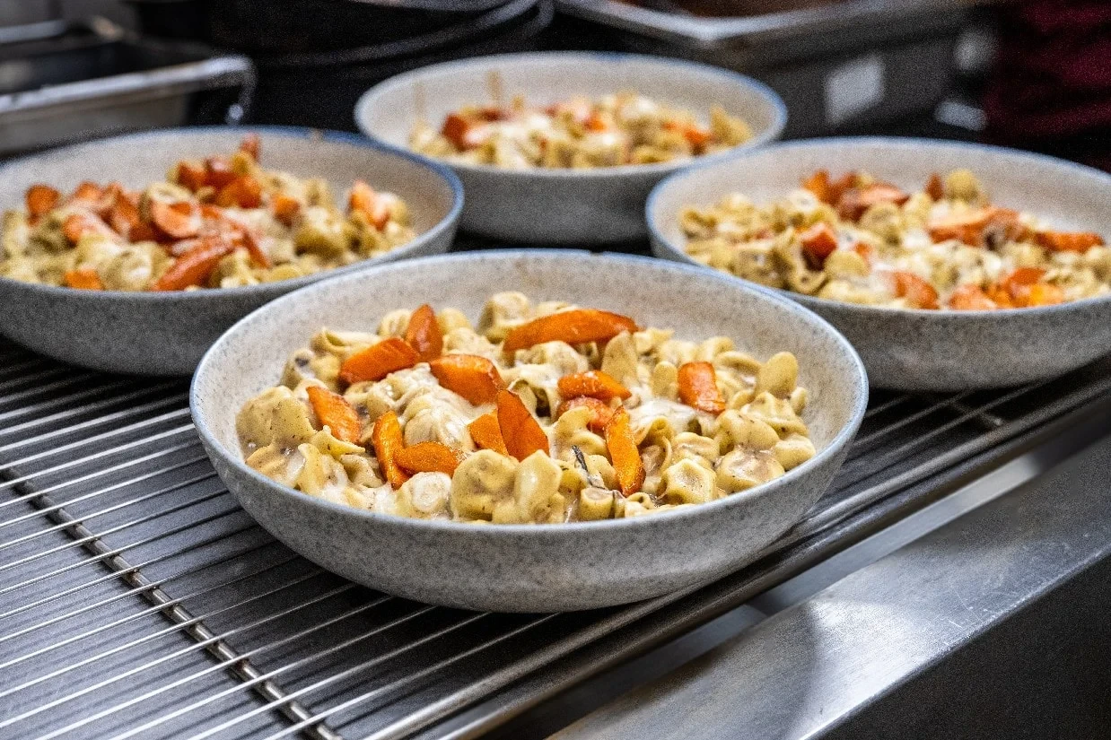 Bols de pâtes à la courge sur une étagère métallique