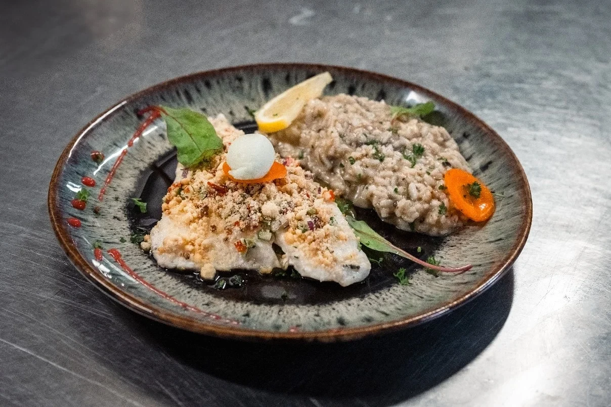 Assiette de poisson grillé avec garnitures