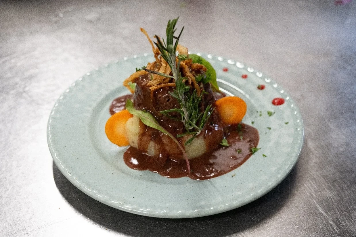 Plat de viande avec sauce et légumes