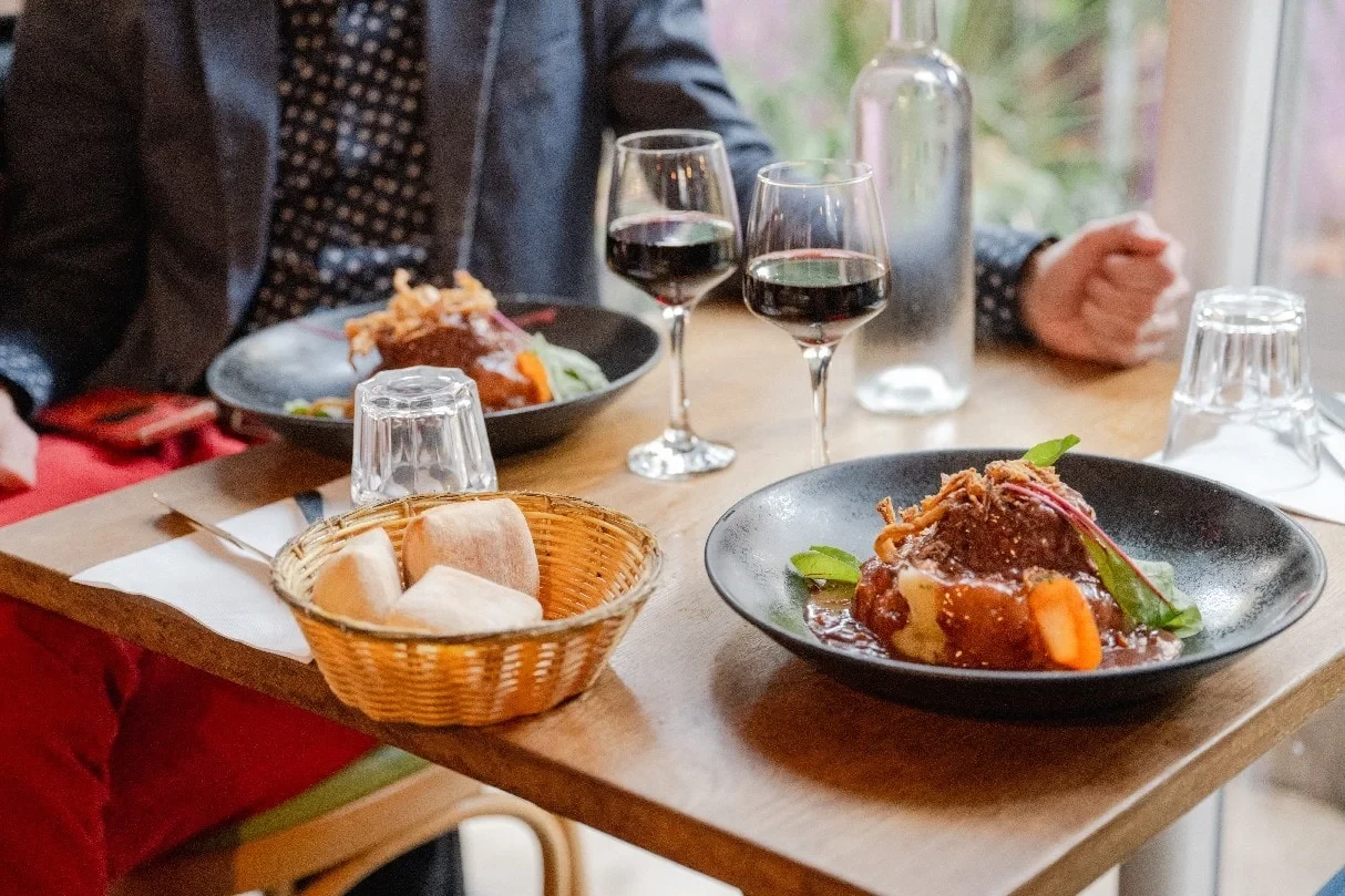 Repas gastronomique avec vin rouge