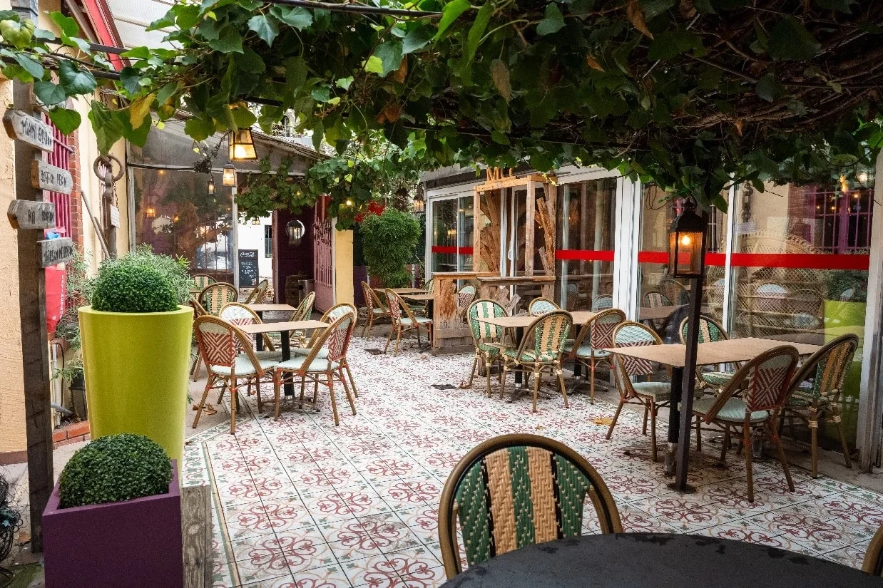 Terrasse de café avec chaises en osier