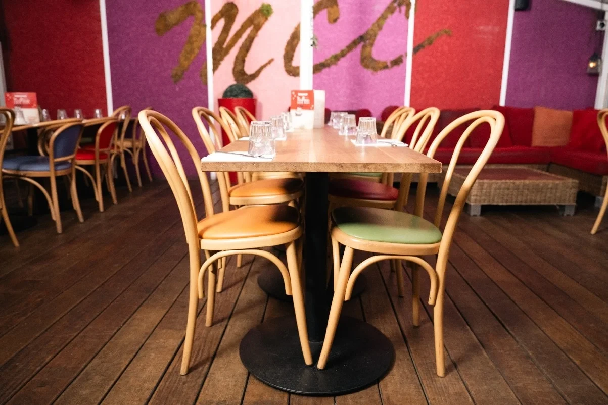 Table et chaises dans un restaurant coloré