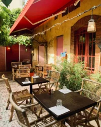 Terrasse de café avec tables et chaises en osier