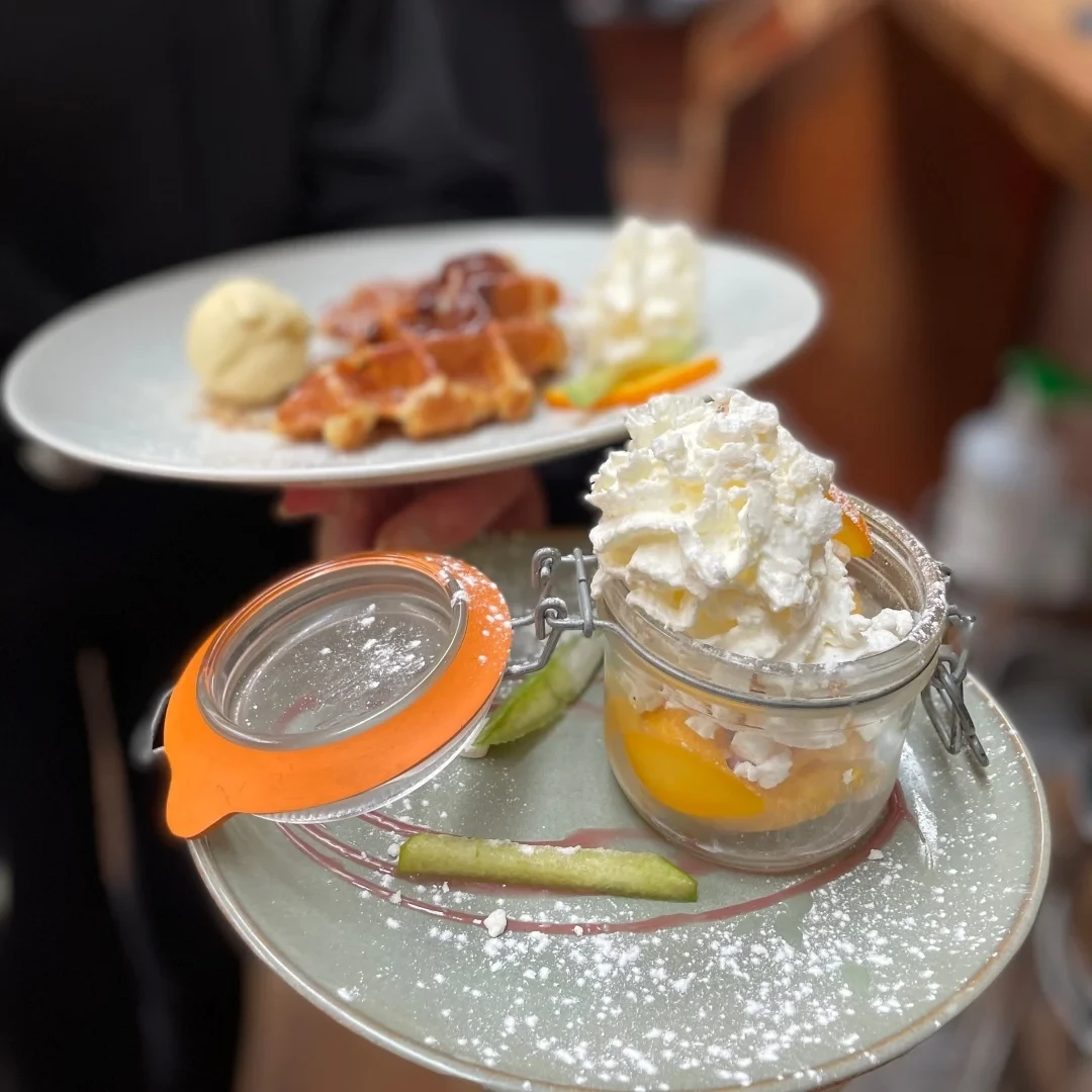 Dessert en pot avec fruits et crème fouettée