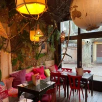 Intérieur de restaurant cosy avec décoration jungle
