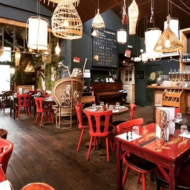 Restaurant chic avec chaises rouges et éclairage suspendu